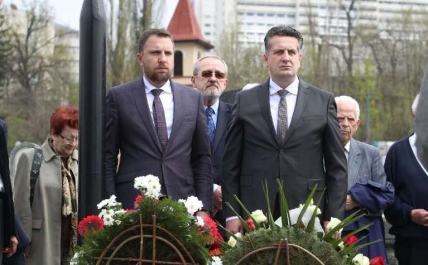Godišnjica smrti Branka Mikulića: Skaka i Vuković položili cvijeće na grob